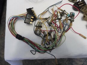 Různé části elektroinstalace k palubní desce Škoda 105/120 - 2