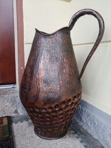 Měděný stojan na deštníky ve tvaru amfory vázy - 2
