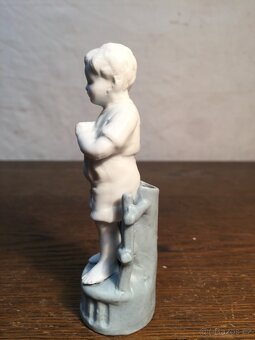 1900 značená porcelánová vázička soška chlapec - 2