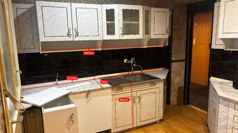 Kuchyňská linka v dekoru mramoru se dřezem a spotřebiči - 2