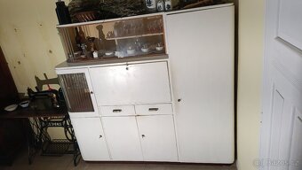 starožitný kredenc - 2