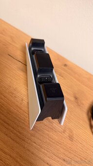 Nabíjecí stojánek na PS5 ovladače - 2