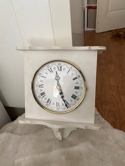 Bílé hodiny na zeď - 2