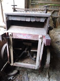 Starý zemědělský stroj - mlátička slamy - 2