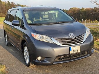 Toyota Sienna XLE AWD - 2