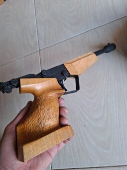 Pistole Tau 7 - 2