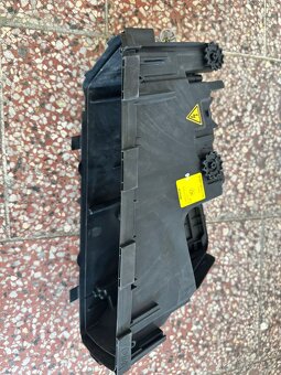 Skříň světlometu pravá BMW E38 - 2