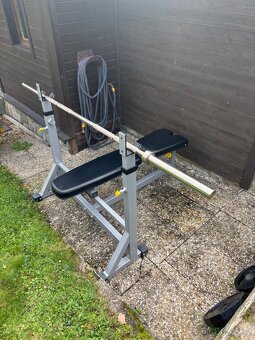 Posilovací lavice benchpress s osou a kotouči - 2