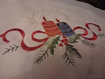 Vánoční kulaté prostírání vyšívané 12 kusů - 2