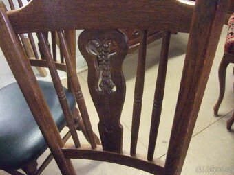 Masivní stůl s osmi židlemi - 2