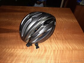 cyklistická helma (spíš dětská) - 2