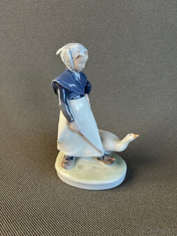 Royal Copenhagen Kodaň Soška Dívka s husou 18 cm - 2
