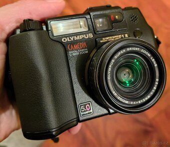 Olympus C-5050, CCD, f1.8-2.8 - 2
