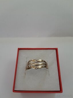 Zlatý prsten s vyrytými hvězdičkami, bílé zlato - 2