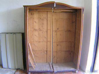 Starožitná skříň, dřevěná, půlená  a 2 noční stolky - 2