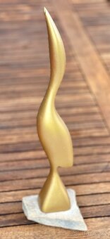 Soška skulptura zlatá volavka dřevěná na kameni TOP kousek - 2