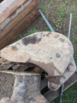 Prodám použité přídavné zařízení k bagru 5,5 t – lžíce + ryc - 2