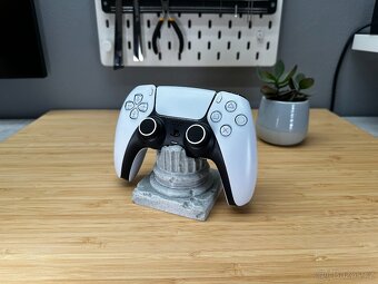 Stojánek/držák na ovladač PS5 Dualsense - antický sloup - 2