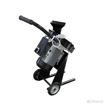 Profesionální drtič větví a stébel - 2