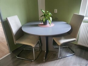 Dřevěný stůl s koženými židlemi - 2