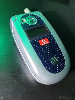 Mobilní telefon Motorola V525 - 2
