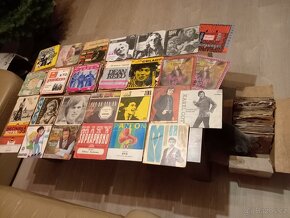 malé vinylové desky staré 70 léta - 2