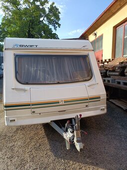 Obytný karavan-přívěs Swift Toscane 460 s pojezdem - 2