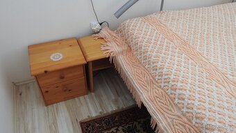 Manželská postel s nočními stolky a novými matracemi - 2