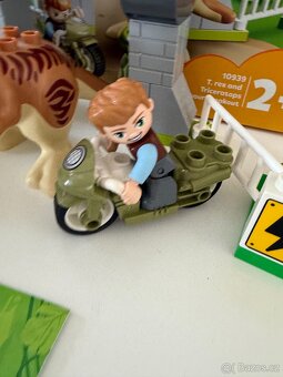 LEGO Duplo Jurassic World 10939 T-Rex a Triceratops na útěku - 2