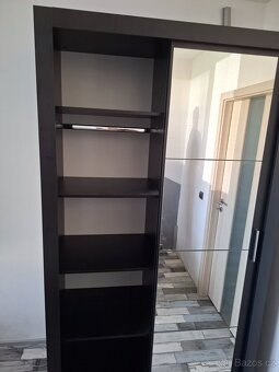 Prodám skříň se zrcadlem - 2