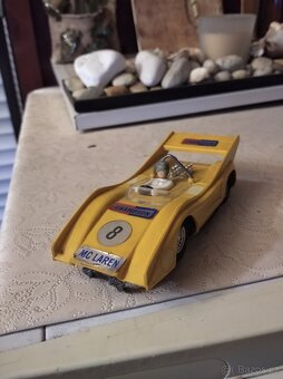 Auto McLaren na autodráhu ites tmavě zluta - 2