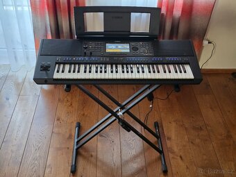 Workstation Yamaha PSR-SX700 + obal Gator GKB-61 + stojan - 2