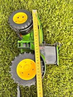 Traktor BRUDER John Deere s příslušenstvím - 2