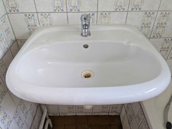 Bílé keramické umyvadlo - 2