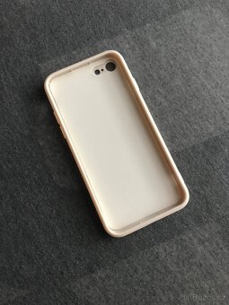 Kryt pro Apple iPhone 7 / 8 / SE (20/22) - béžový - 2