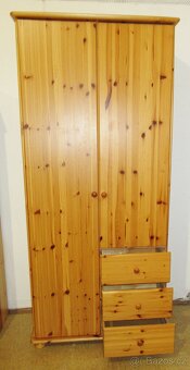Borovicová šatní skříň - celomasiv - Výborný stav - 2