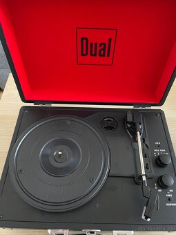 Kufříkový gramofon značky Dual - 2