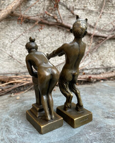 Bronzová socha skupina - Nahá žena a satyr Darky pro pary - 2