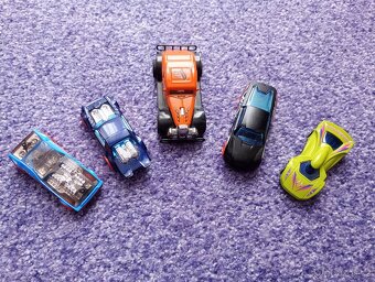 Pět autíček, včetně Hot Wheels - 2