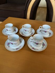 Malé porcelánové hrníčky s talířky - 2
