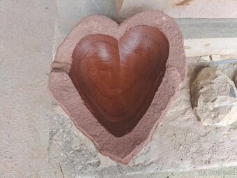 Pítka ve tvaru srdce z červeného pískovce - 2