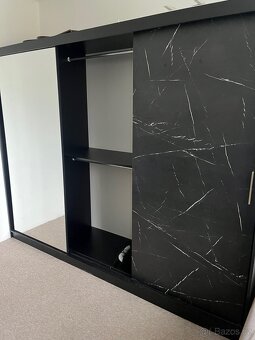 Moderní černá šatní skříň s posuvnými dveřmi a zrcadlem - 2
