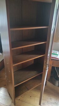 Stará prosklená skříňka - 2