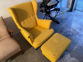 Zářivě žluté křeslo ušák STRANDMON - 2