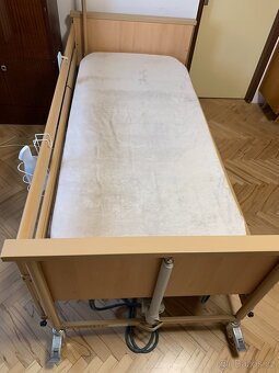 elektrická polohovací postel pro seniory a stolek - 2