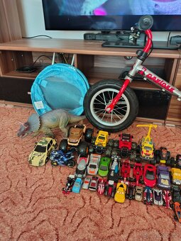 Odrážedlo a mix hraček - 2