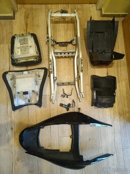 Podsedlový rám, plast, sedačky, držáky na KAWASAKI ZX9R - 2