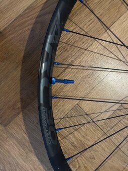 Kola na Race Face komponentech, 29 palců (modré ventilky) - 2