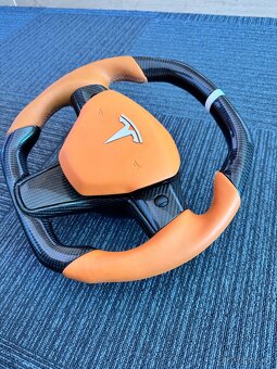 Prodám volant s airbagem Tesla Y - 2