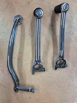 Brzdový pedál a startovací páky. - 2